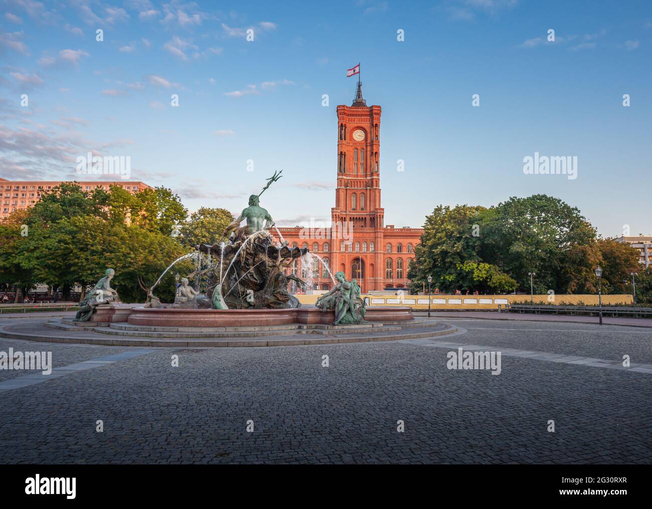 Municipio di Berlino (Rotes Rathaus) e Fontana di Nettuno (Neptunbrunnen) - Berlino, Germania Foto Stock