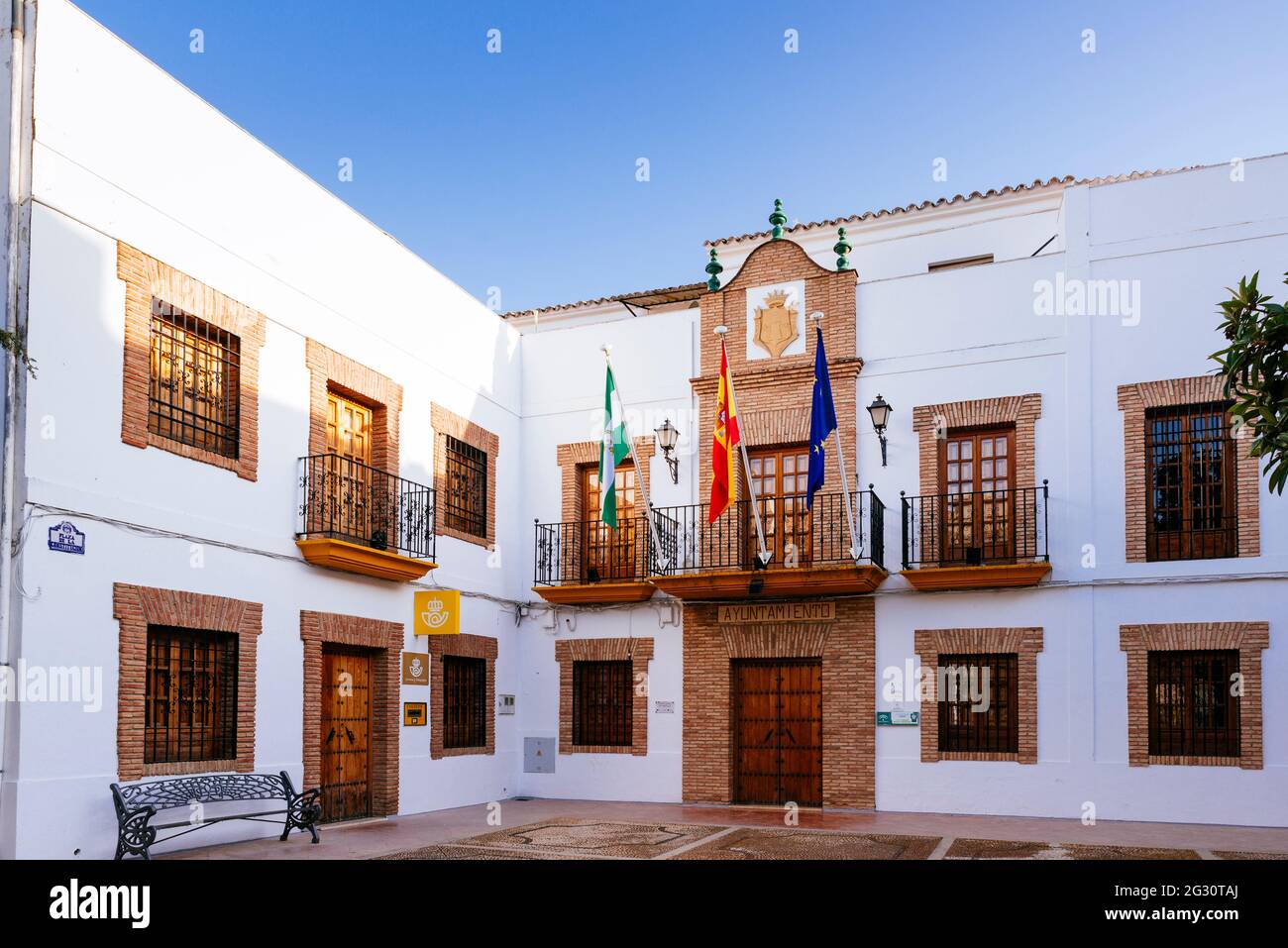 Edificio del Municipio locale. Plaza de la Contitucion - Piazza della Costituzione. Almedinilla è un comune spagnolo situato all'estremità orientale del Subbé Foto Stock
