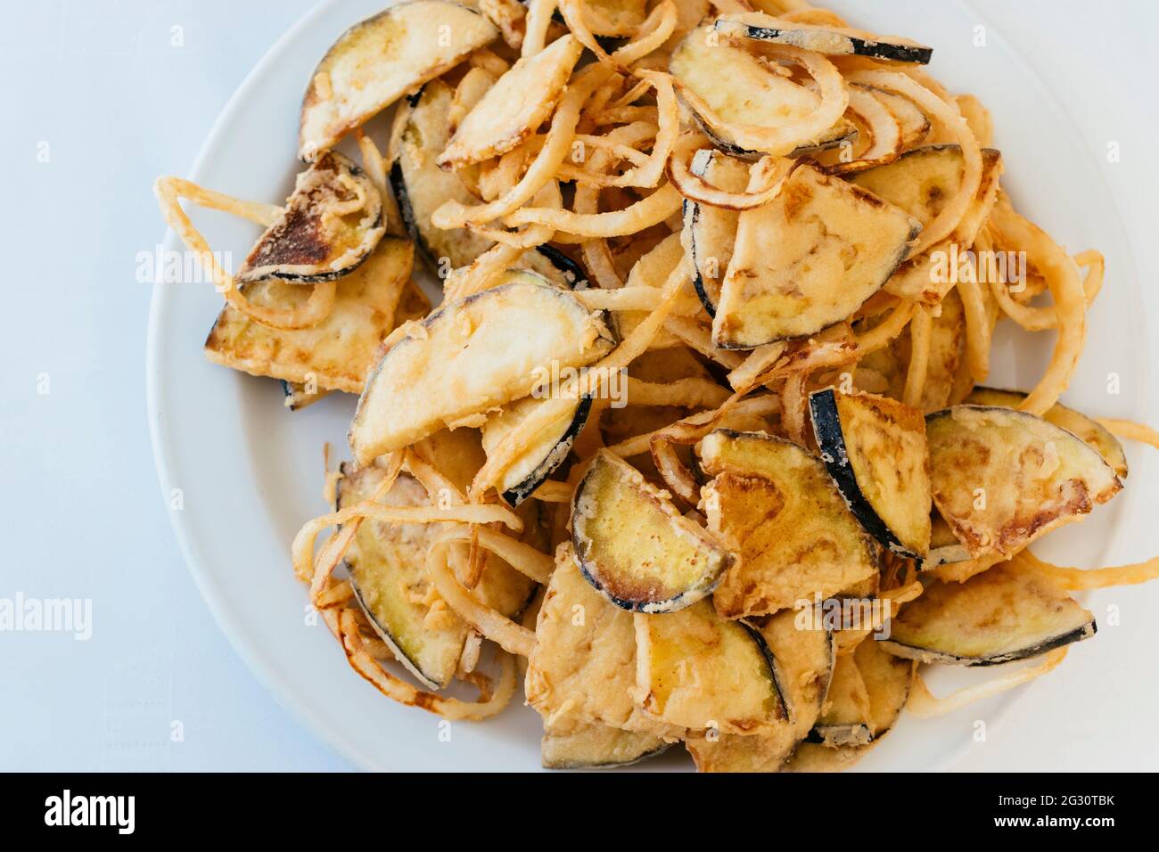 Tipica cucina andalusa. Anelli di cipolla e melanzane fritti. Torremolinos, Málaga, Andalucía Spagna, Europa Foto Stock