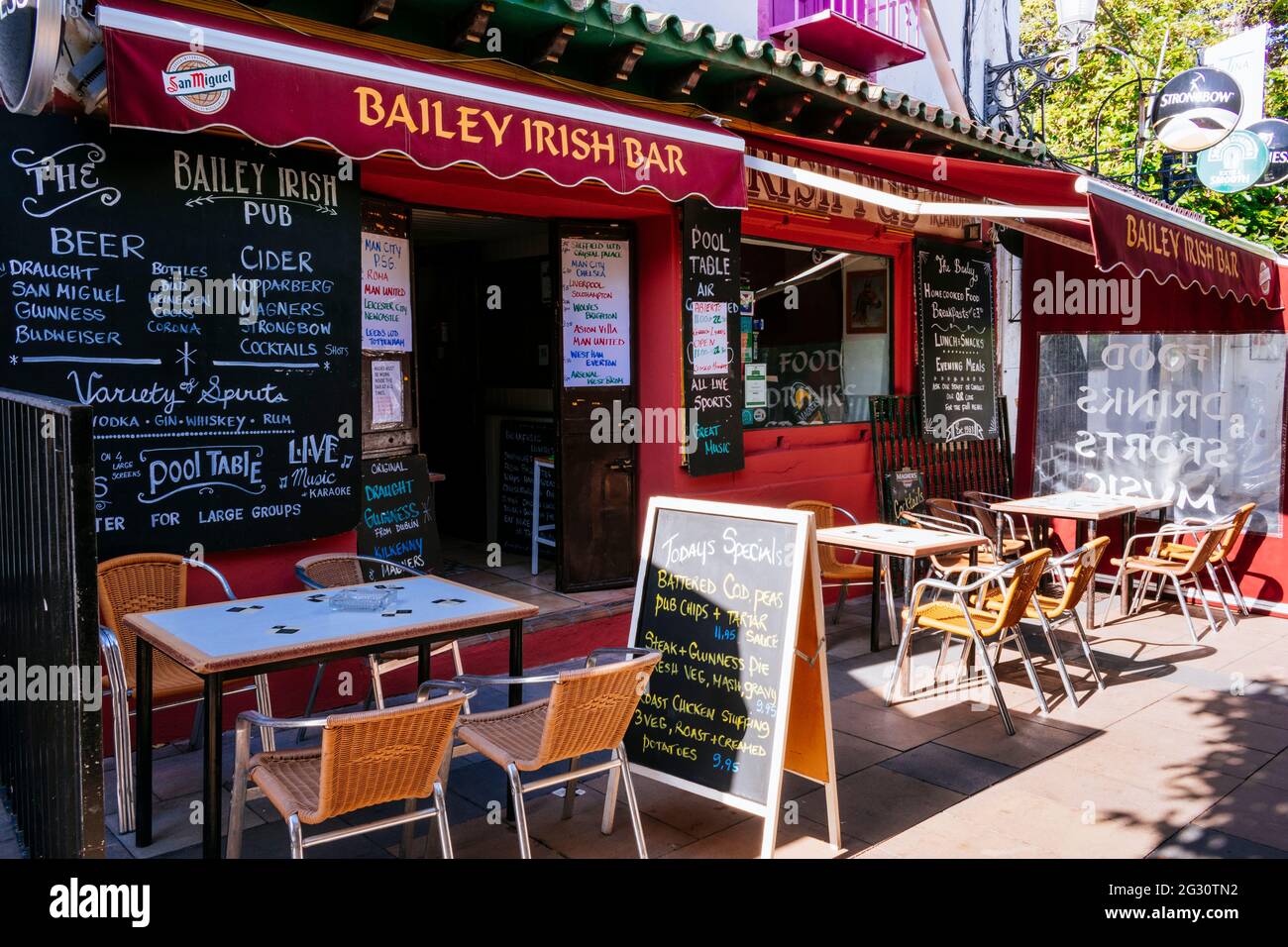 Bailey Irish Bar, tipico pub per turisti britannici. Bar e terrazza. Torremolinos, Málaga, Costa de Sol, Andalusia, Spagna, Europa Foto Stock