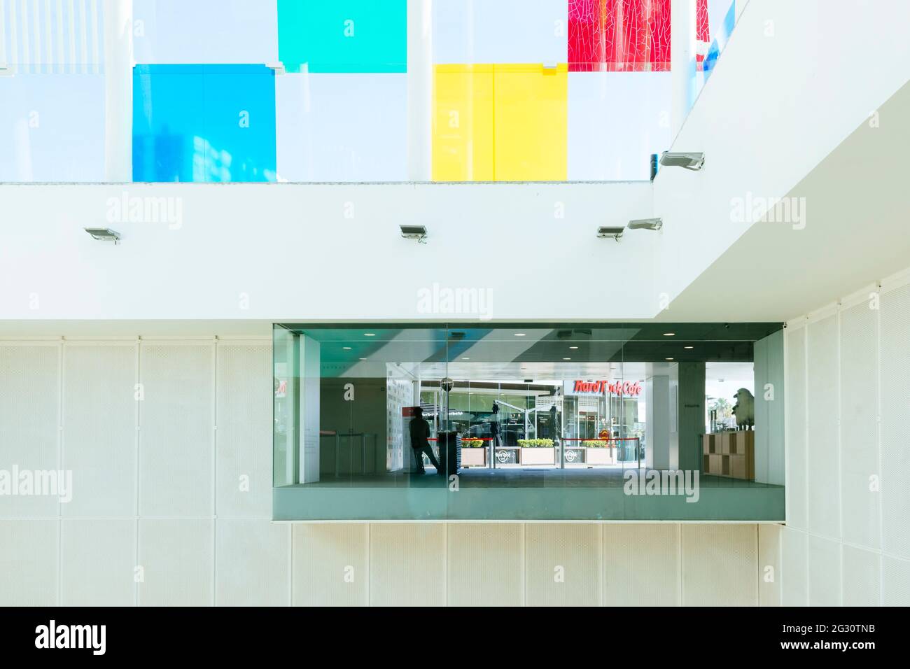 All'interno del Cube dove l'artista Daniel Buren ha realizzato l'installazione 'Incubé' nel 2015, che è diventata l'icona del Centro Pompidou Málaga. Il Foto Stock