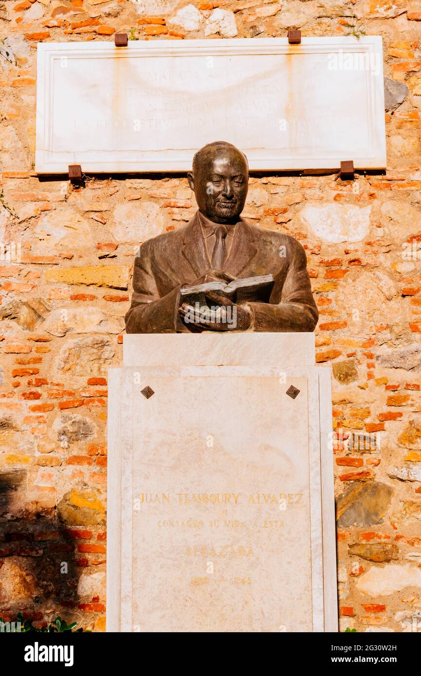 Juan Temboury busto all'ingresso dell'Alcazaba a Málaga. Juan Temboury Álvarez era un accademico, ricercatore e politico spagnolo nato a Malaga. Foto Stock