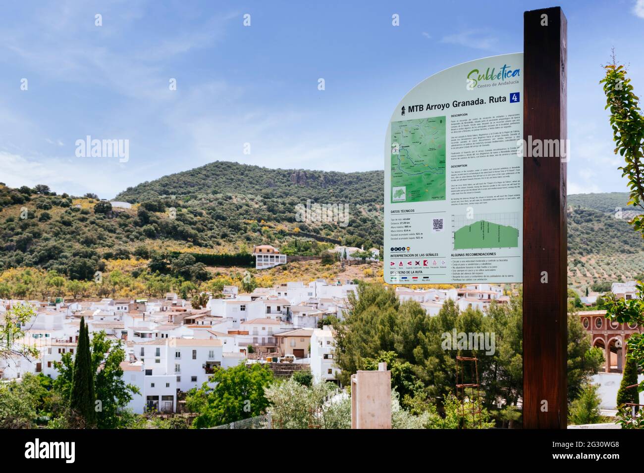 Posto informativo per le rotte di MTB, sullo sfondo il villaggio di Almedinilla. Almedinilla è un comune spagnolo situato all'estremità orientale del Foto Stock