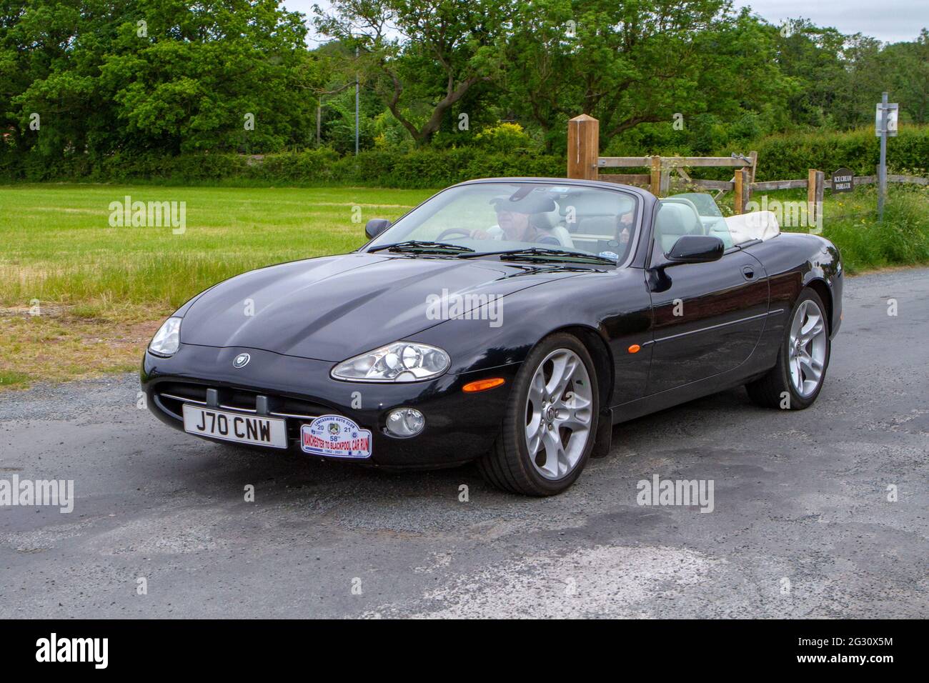 Jaguar XK8 Black Cabrio 2002, alla 58a edizione di Manchester to Blackpool Vintage & Classic Car Run, l'evento è un "Touring Assembly" Foto Stock