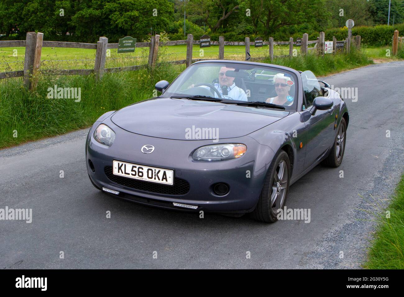 2006 grigio Mazda MX-5 1798cc roadster alla 58a edizione annuale da Manchester a Blackpool Vintage & Classic Car Run l'evento è un ‘Touring Assembly’ Foto Stock