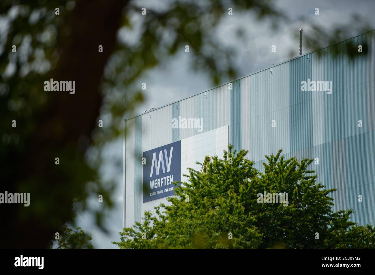 Wismar, Germania. 13 giugno 2021. Il logo MV Werften può essere visto su una delle sale di Wismar. Credit: Gregor Fischer/dpa/Alamy Live News Foto Stock