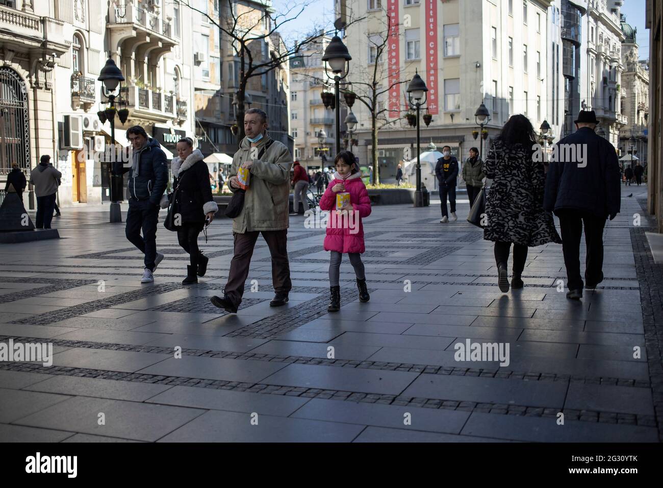 Serbia, 7 marzo 2021: Pedoni che camminano lungo la via Knez Mihailova a Belgrado Foto Stock