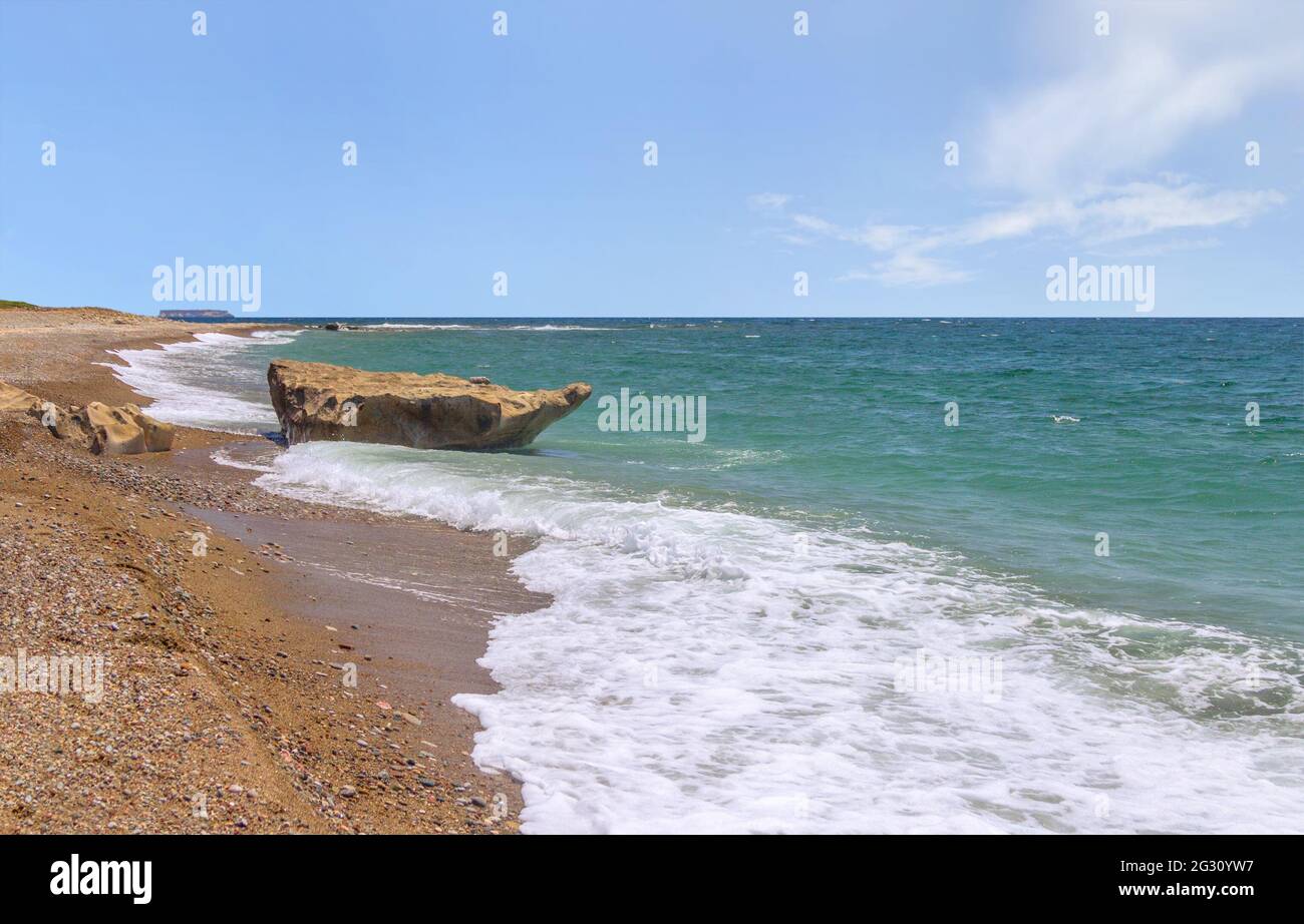 Grande pietra sulla costa sulla spiaggia della baia di lara. Penisola di Akamas, Cipro. Foto Stock