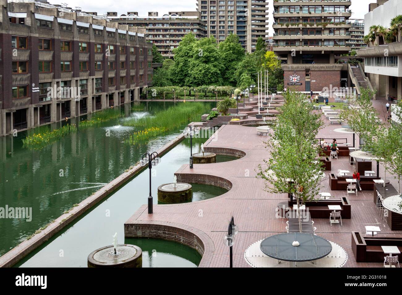 LONDRA INGHILTERRA BARBICAN CENTRO SILK STREET CITTÀ DI LONDRA CON VISTA SUL LAGO E LA TERRAZZA PRINCIPALE Foto Stock