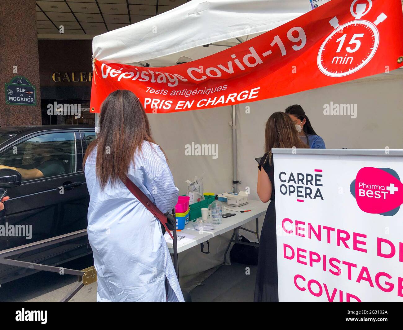 Parigi, Francia, donna che ottiene il test rapido COVID-19 in strada, sfide per la salute pubblica Foto Stock