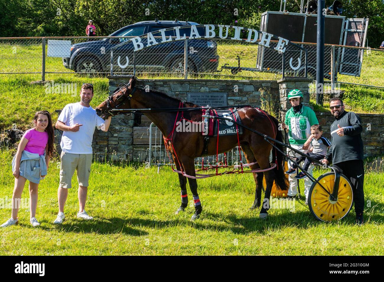 Dunmanway, West Cork, Irlanda. 13 giugno 2021. Al Ballabuidhe Race Track di Dunmanway, oggi, è stata offerta una carta da 8 corse con spettatori che approfittano appieno del sole nel giorno più caldo dell'anno. Il vincitore della sesta gara è stato 'Llwyns Delight' di proprietà e addestrato da John Manning, raffigurato con suo figlio Ryan, alla guida, i suoi figli Abi e Callum e il co-allenatore Michael Shanahan. Credit: AG News/Alamy Live News Foto Stock