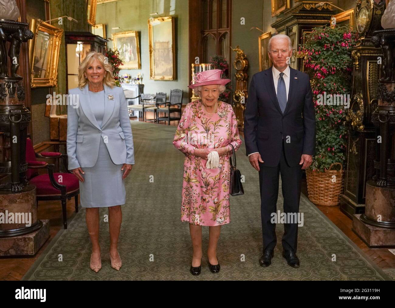 Regina Elisabetta II (al centro) con il presidente degli Stati Uniti Joe Biden e First Lady Jill Biden nel Grand Corridor durante la loro visita al Castello di Windsor nel Berkshire. Data immagine: Domenica 13 giugno 2021. Foto Stock