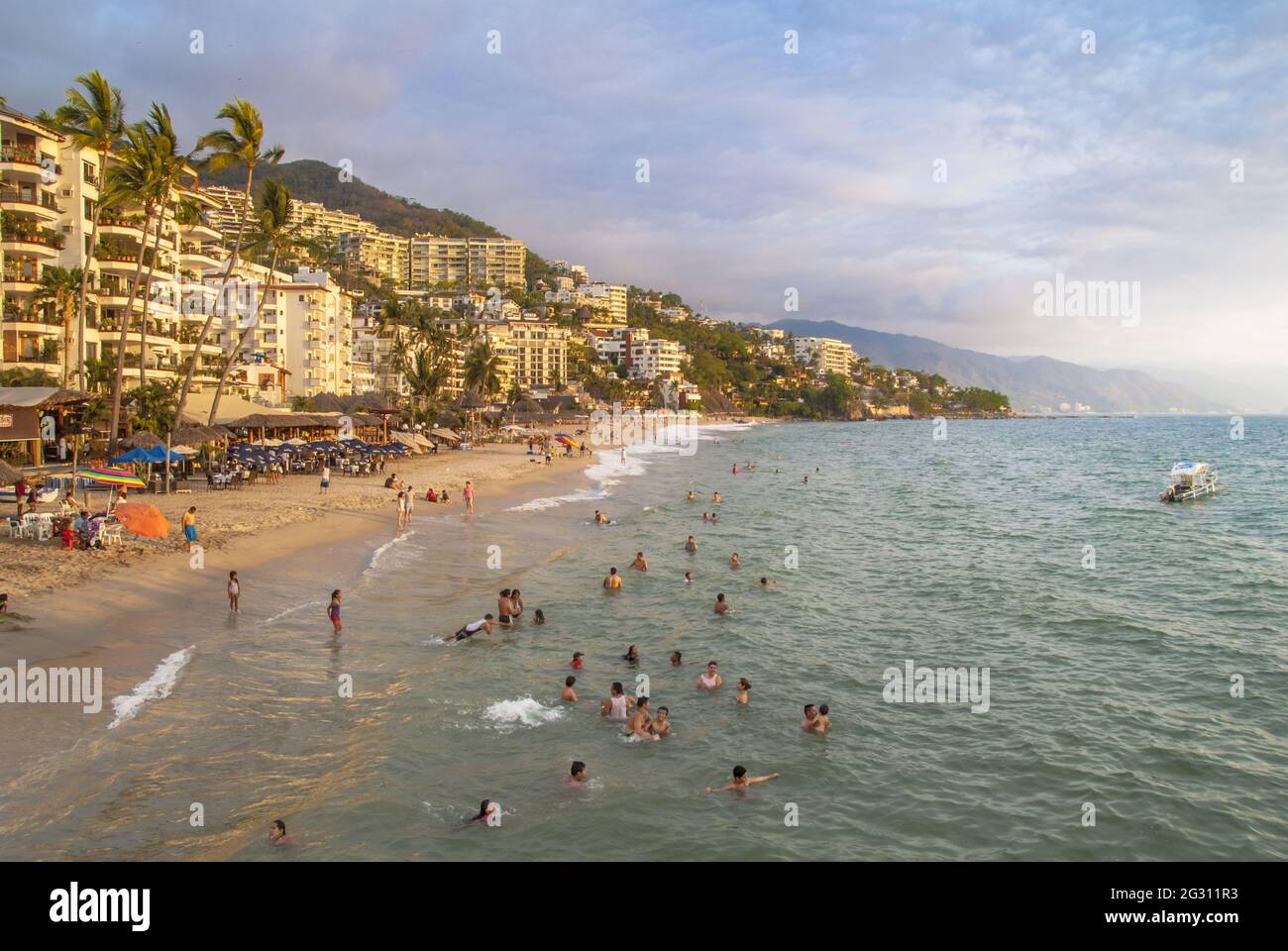 Hotel e condomini lungo Playa Los Muertos (Los Muertos Beach) sulla baia di Banderas, Puerto Vallarta – stato di Jalisco, sulla costa occidentale del Pacifico di Mex Foto Stock