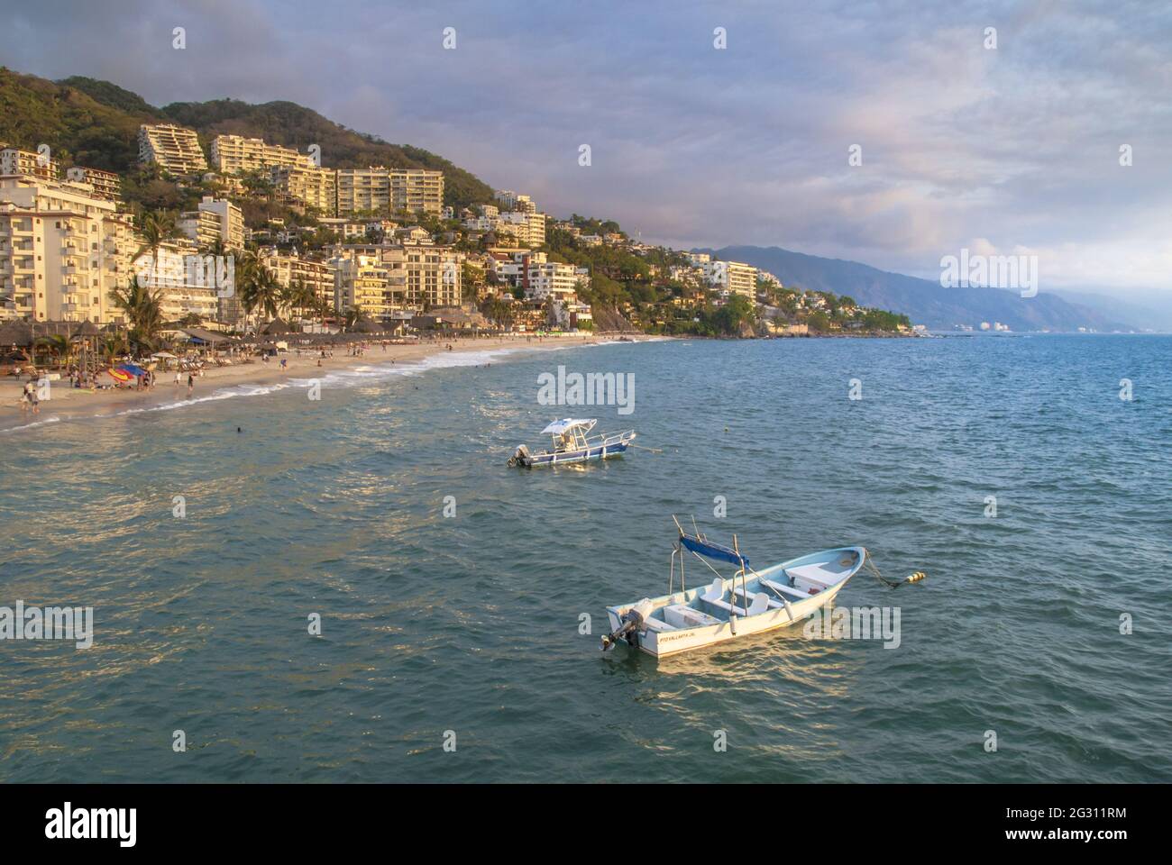 Hotel e condomini lungo Playa Los Muertos (Los Muertos Beach) sulla Baia di Banderas, Puerto Vallarta – stato di Jalisco, la costa occidentale del Pacifico, Messico Foto Stock