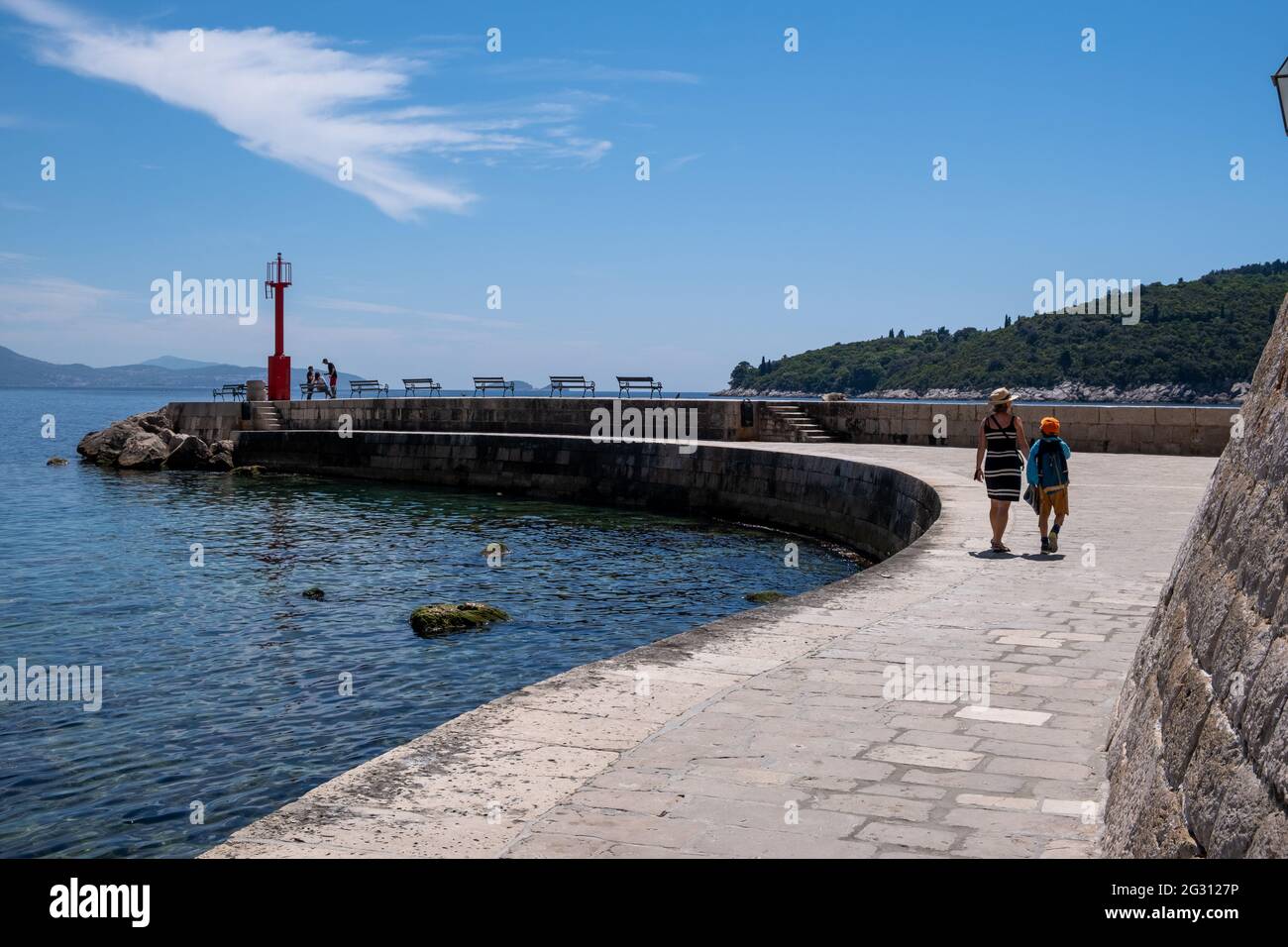 Molo di Porporela che conduce dal porto vecchio di Dubrovnik e dalle mura della città vecchia Foto Stock