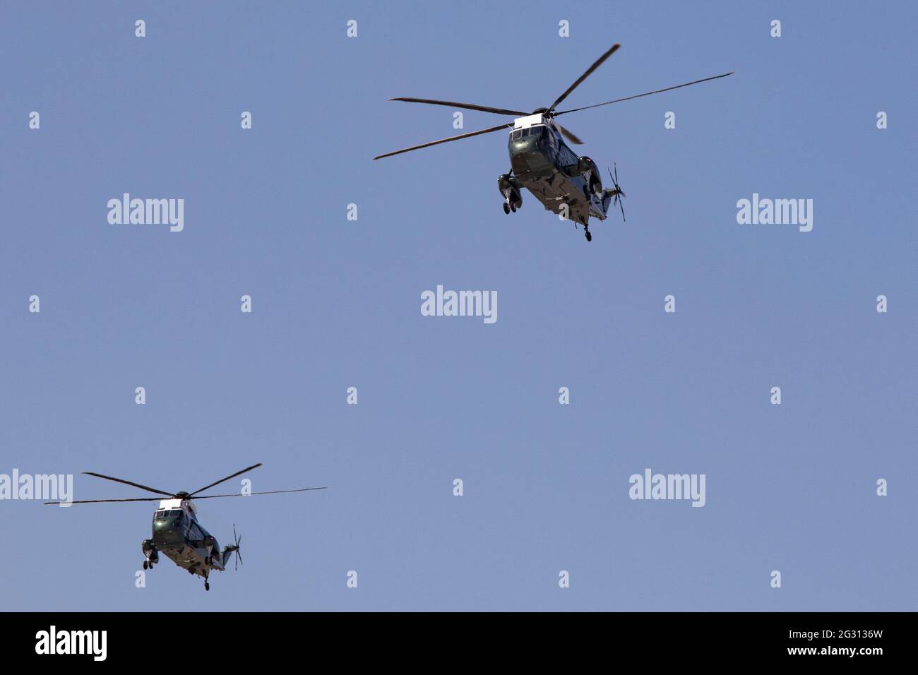 Londra, Regno Unito. Il presidente DEGLI STATI UNITI Joe Biden e la First Lady degli Stati Uniti che lasciano Londra Heathrow su Marine One Helicopter sulla strada per il Castello di Windsor per incontrare la Regina 13 giugno 2021 credito: Martin Evans/Alamy Live News Foto Stock