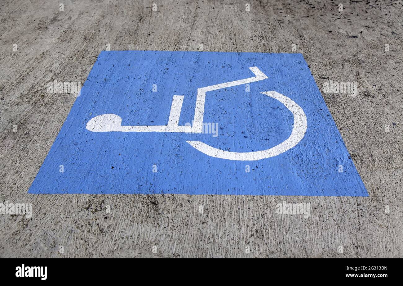 Dettaglio del segnale per disabili, adattamento e segnale stradale Foto Stock