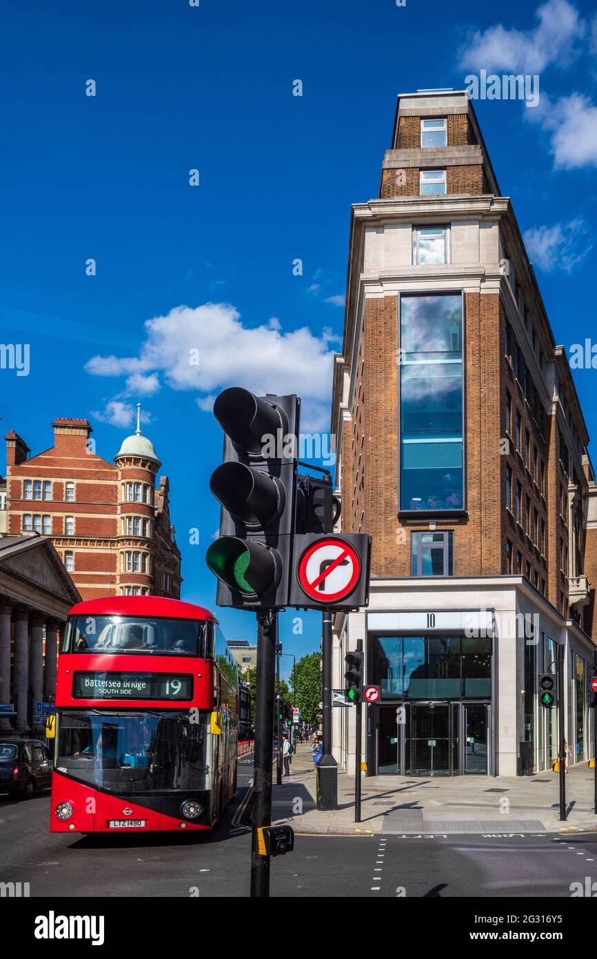 The Bloomsbury Building 10 Bloomsbury Way London. Un edificio ristrutturato del Ministero della Difesa degli anni '40, gli architetti BuckleyGreyYeoman 2015. Foto Stock