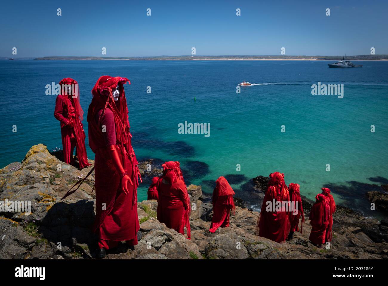 St Ives, Regno Unito. 13 giugno 2021. La Brigata ribelle rossa che fa parte del movimento della ribellione estinzione posa sulla testa di Sant'Ives. Estinzione ribellione agire per la terza e ultima giornata del G7 Summit. Credit: Andy Barton/Alamy Live News Foto Stock