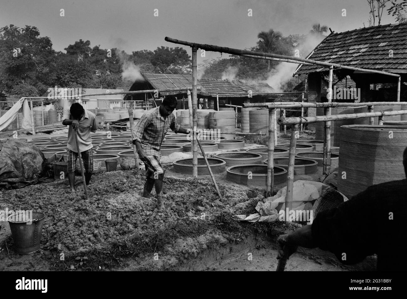 Lavoratori che lavorano in fabbrica di anello di argilla a Bengala Occidentale, India. Foto Stock
