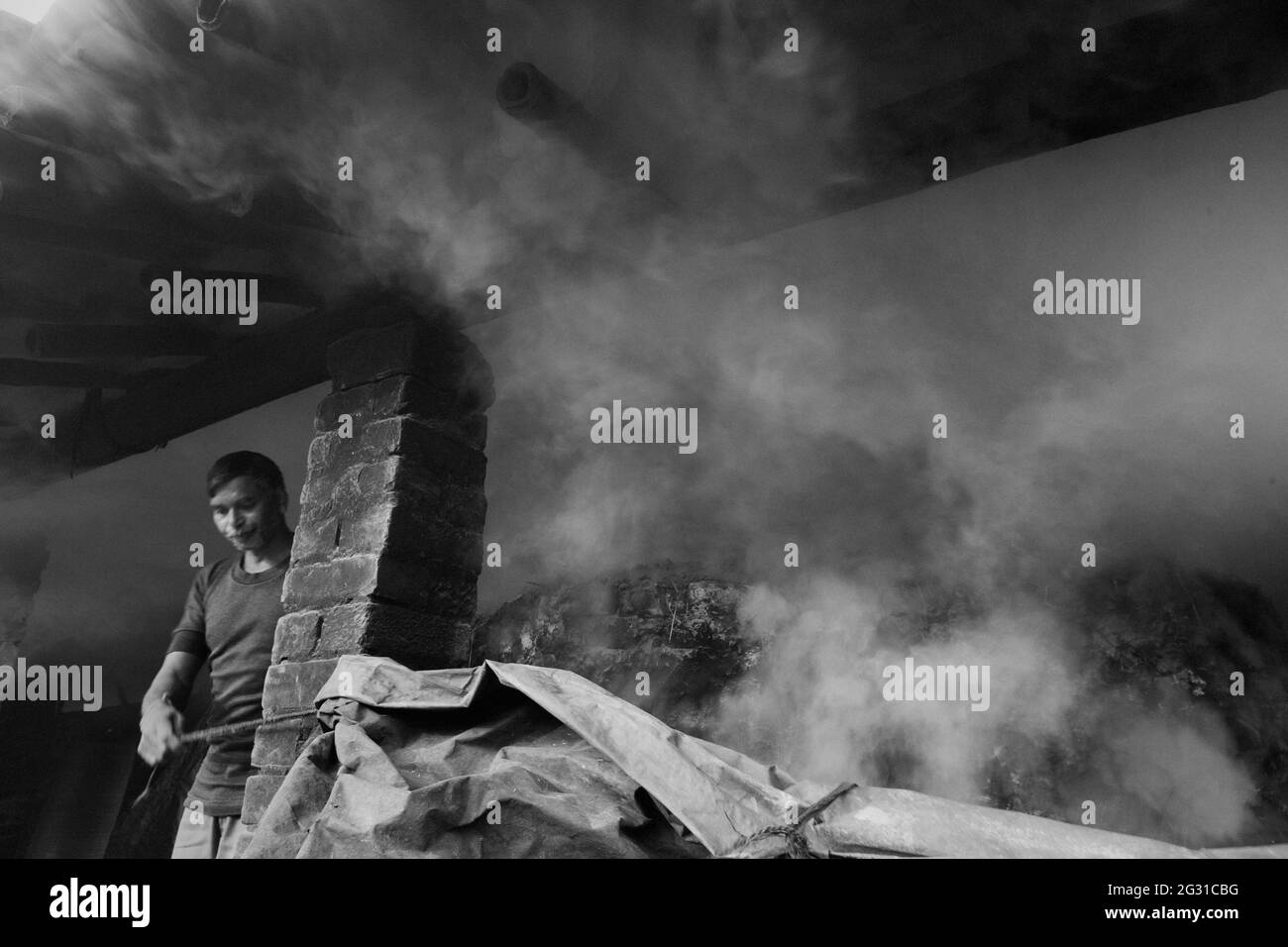 Lavoratori che lavorano in fabbrica di anello di argilla a Bengala Occidentale, India. Foto Stock