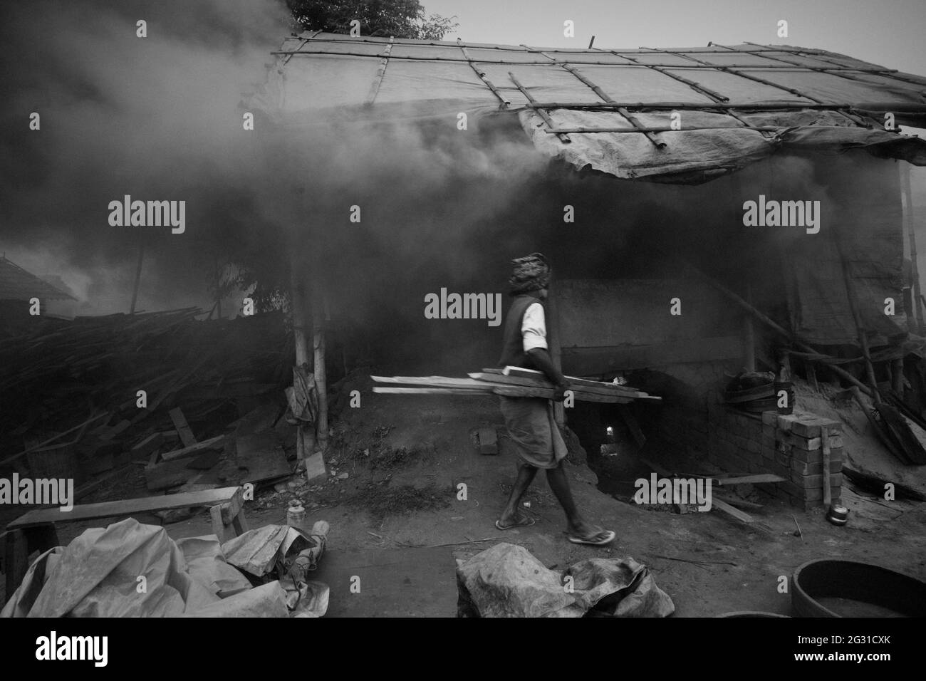 Lavoratori che lavorano in fabbrica di anello di argilla a Bengala Occidentale, India. Foto Stock