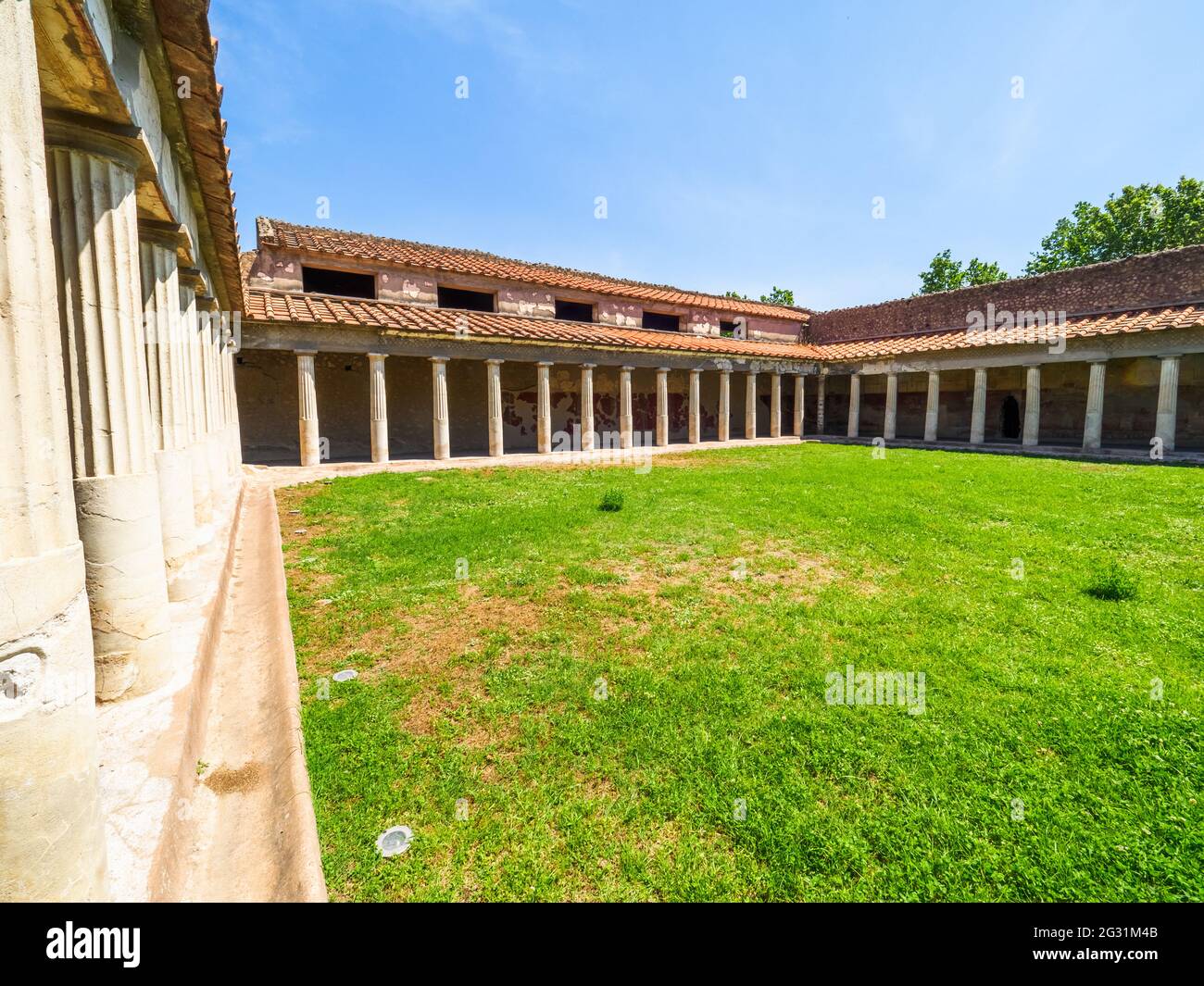 Peristilio (cortile aperto o giardino circondato da un colonnato) - Oplontis conosciuta come Villa Poppea in Torre Annunziata - Napoli, Italia Foto Stock