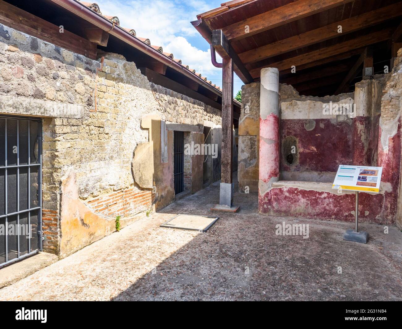 Parte del quartiere dei servizi con la sua piscina quadrata, probabilmente utilizzata come un'atchety per piccoli pesci nel quartiere dei servizi - Villa Arianna, Stabiae - Napoli, Foto Stock