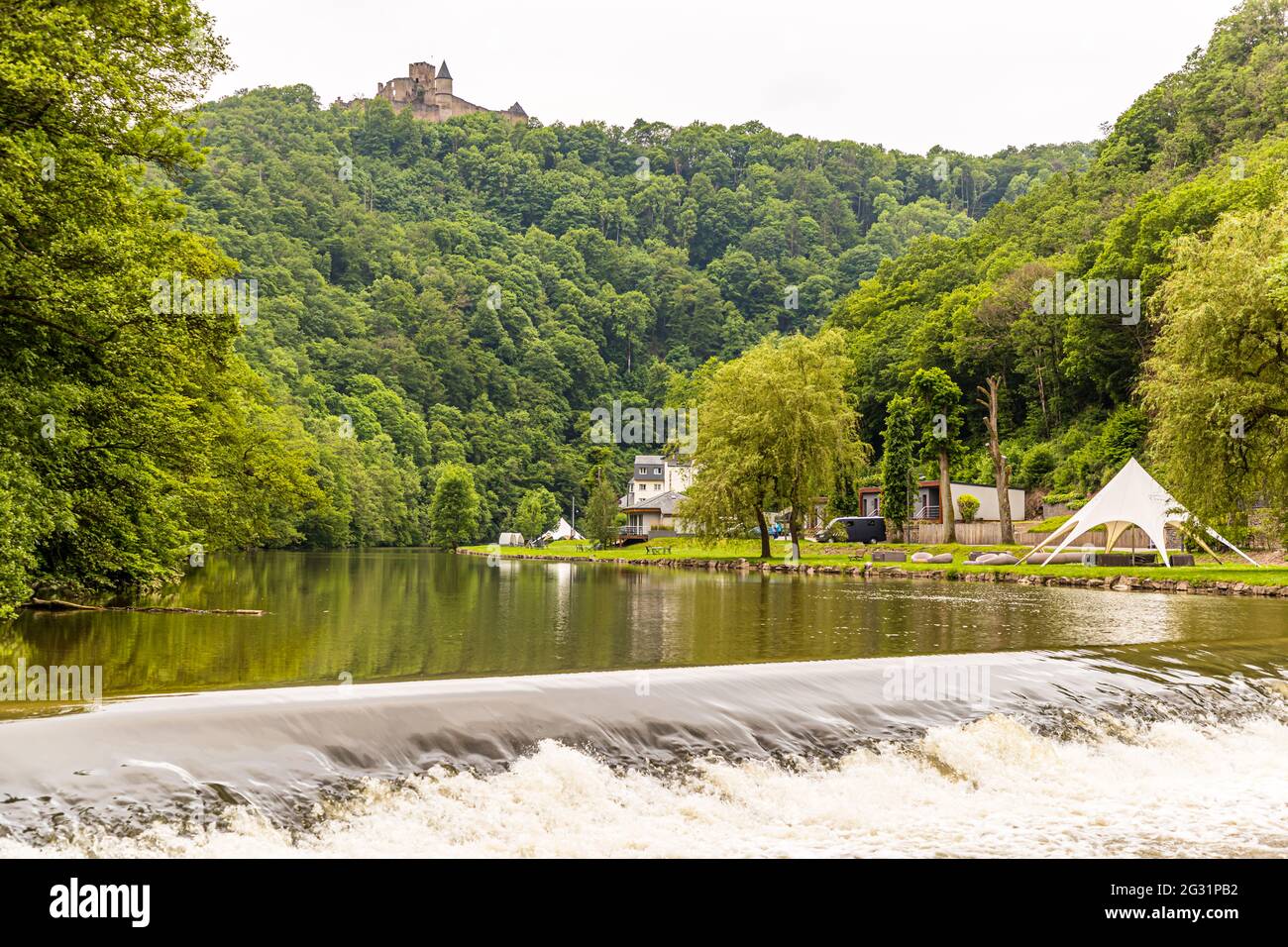 Castello di Bourscheid sul fiume Sûre a Lipperscheid, Lussemburgo Foto Stock