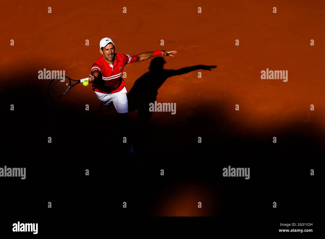 Novak Djokovic dalla Serbia è in azione al torneo di tennis del Grand Slam Open 2021 a Roland Garros. Foto Stock