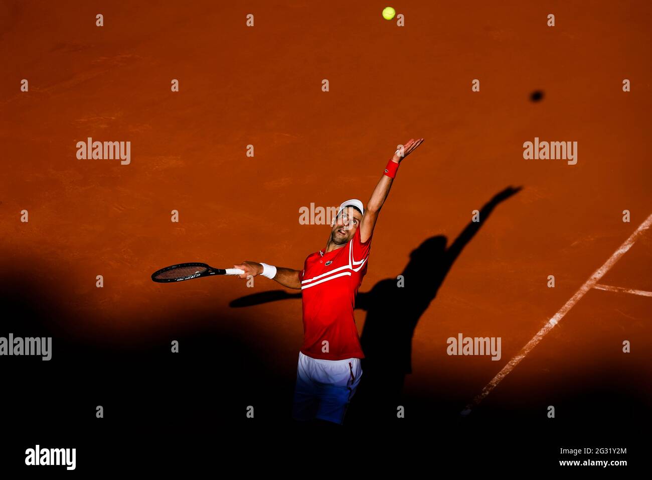 Novak Djokovic dalla Serbia è in azione al torneo di tennis del Grand Slam Open 2021 a Roland Garros. Foto Stock