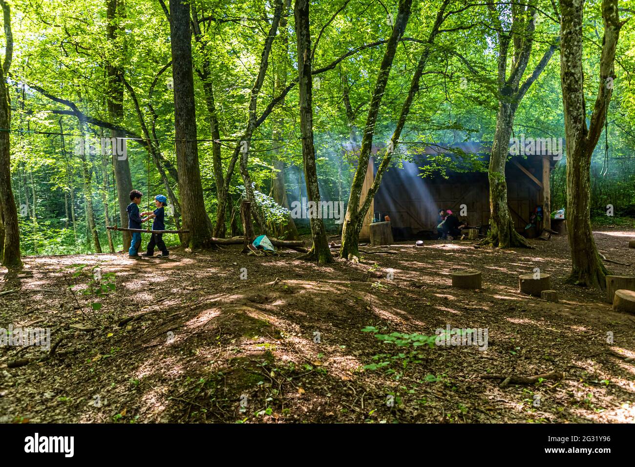 Una famiglia si rilassa in una capanna barbecue nella foresta vicino Esch-sur-Alzette, Lussemburgo. Nella riserva naturale di Ellergronn troverete anche parchi giochi per bambini lungo i sentieri escursionistici Foto Stock