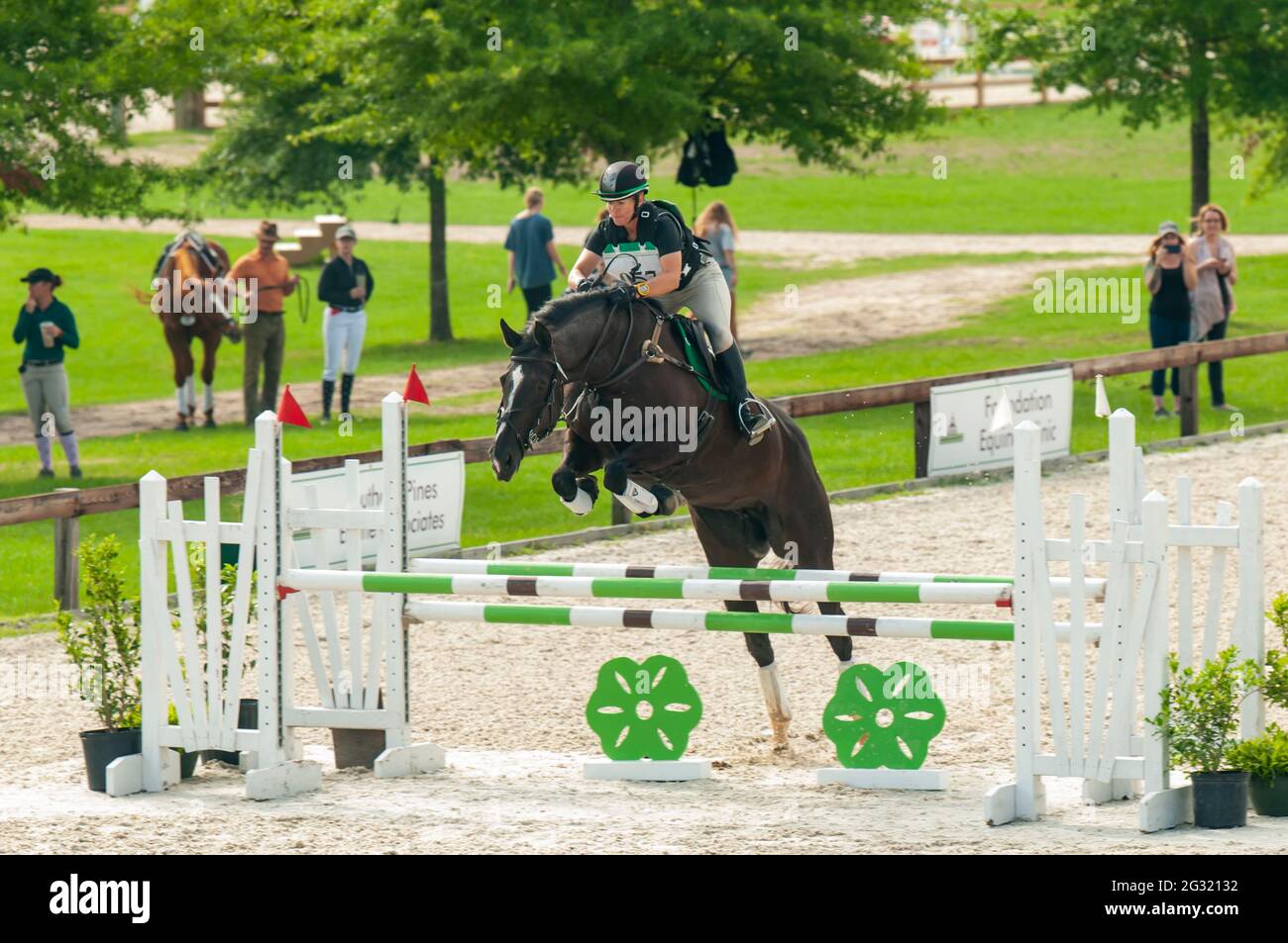 Raeford, Carolina del Nord, Stati Uniti. 13 giugno 2021. 13 giugno 2021 - Raeford, North Carolina, USA - AMANDA MILLER riding Midnight en Paris compete nel salto di stadio alla War Horse Event Series 2021, giugno 13, al Carolina Horse Park di Raeford, N.C. Fondata nel 2013 come Cabin Branch Event Series, la War Horse Event Series è composta da cinque prove a cavallo e test combinati e attira piloti e loro cavalli da tutti gli Stati Uniti orientali. Credit: Timothy L. Hale/ZUMA Wire/Alamy Live News Foto Stock