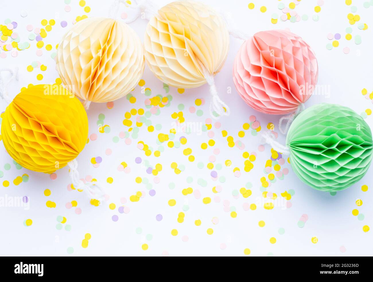 Lanterne cinesi per compleanno, ornamenti decorazione, Honeycomb carta Balls festa di compleanno Foto Stock