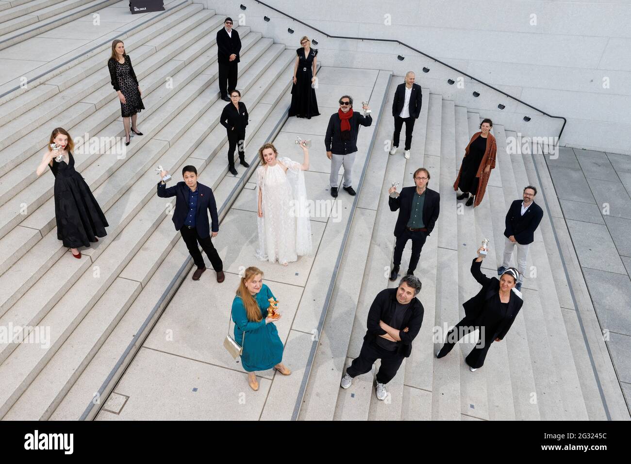 Berlino, Germania. 13 giugno 2021. I vincitori Ada Solomon, Radu Jude, Ryusuke Hamaguchi, Maria Speth, Denes Nagy, Maria Schrader, Lilla Kizlinger e Yibran Asuad propongono una foto di gruppo con i membri della giuria del 71esimo Festival del Cinema di Berlino al Berlinale Summer Festival. Credit: Axel Schmidt/Reuters/Pool/dpa/Alamy Live News Foto Stock