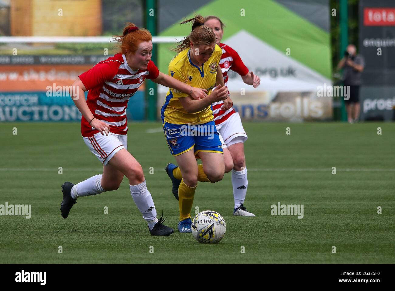 Hamilton, South Lanarkshire, Scozia, Regno Unito. 13 giugno 2021. Azione durante la Scottish Building Society Scottish Women's Premier League 2 Fixture Hamilton Academical FC vs St Johnstone WFC, Fountain of Youth Stadium, New Douglas Park, Hamilton, South Lanarkshire, 13/06/2021 | Credit Colin Poultney | www.Alamy.co.uk Credit: Colin Poultney/Alamy Live News Foto Stock