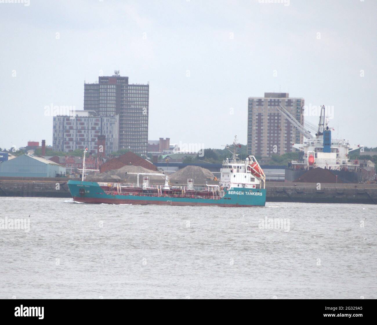 Liverpool attracca una piccola petroliera costiera, utilizzata per rifornire le navi nei moli Foto Stock