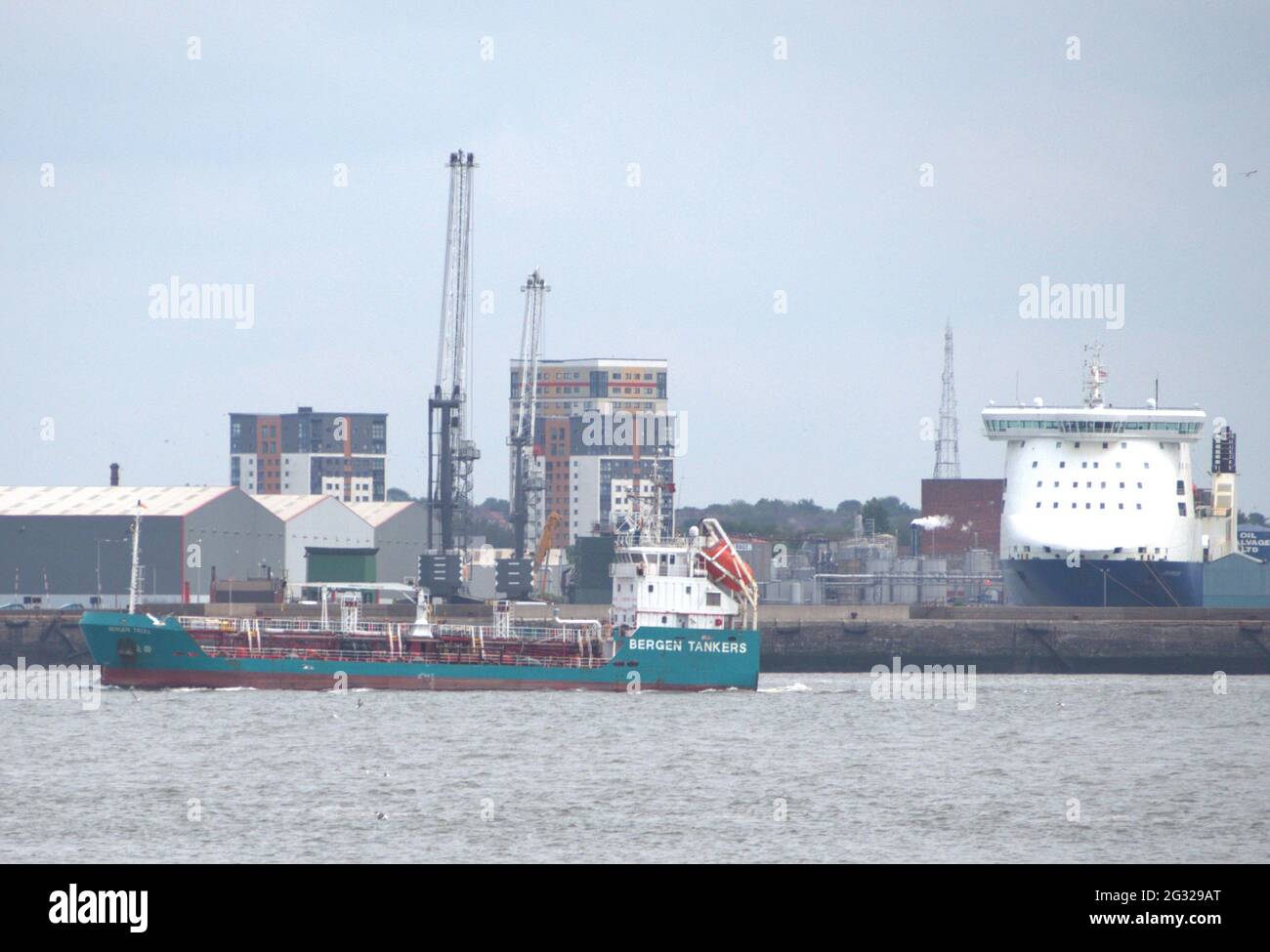 Liverpool attracca una piccola petroliera costiera, utilizzata per rifornire le navi nei moli Foto Stock