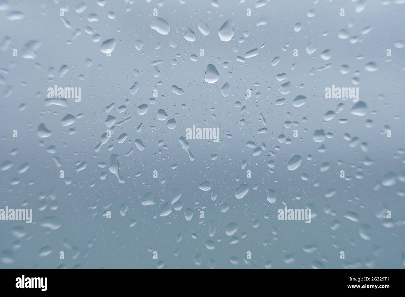 gocce di pioggia sui riquadri delle finestre, sfondo con spazio da scrivere. vista Foto Stock