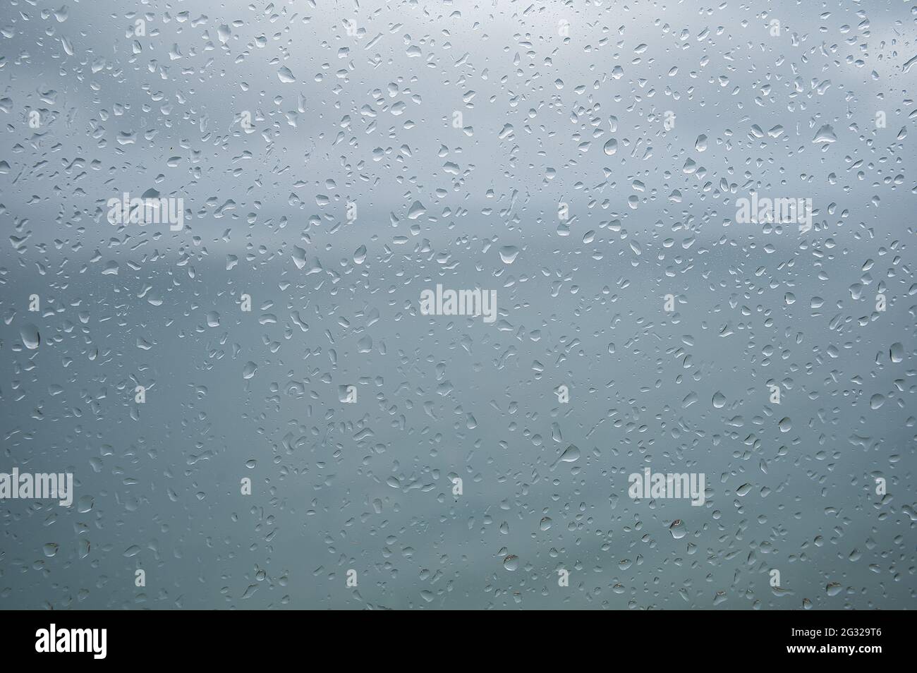 gocce di pioggia sui riquadri delle finestre, sfondo con spazio da scrivere. vista Foto Stock