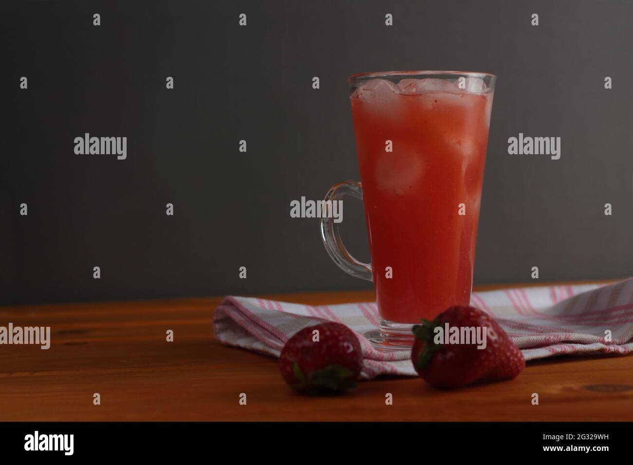 Bevanda estiva - bicchiere di limonata di fragola su un tovagliolo Foto Stock