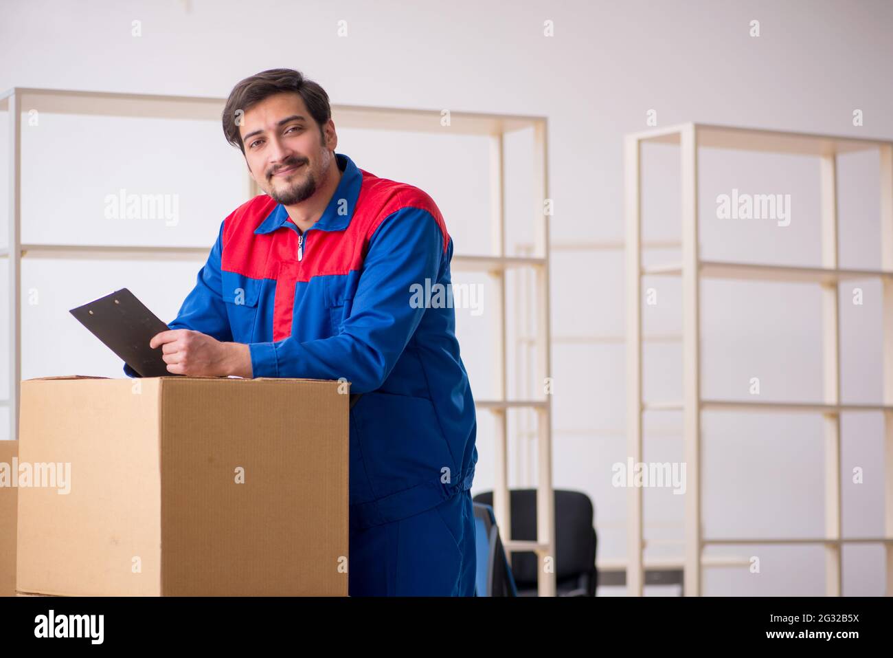 Giovane appaltatore in movimento concetto sul posto di lavoro Foto Stock