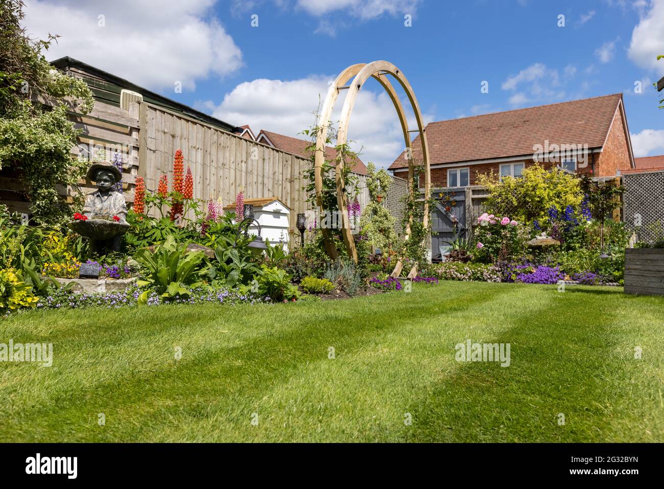 Legno Luna Gate aggiungendo altezza e struttura anche un bel giardino Foto Stock