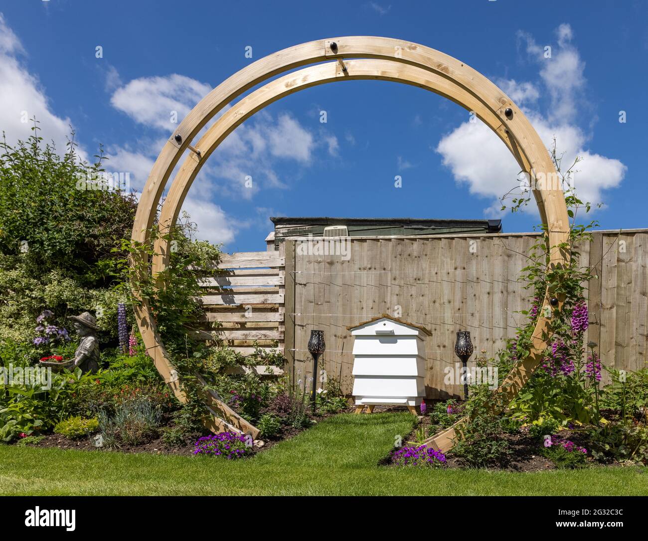 Legno Luna Gate aggiungendo altezza e struttura anche un bel giardino Foto Stock