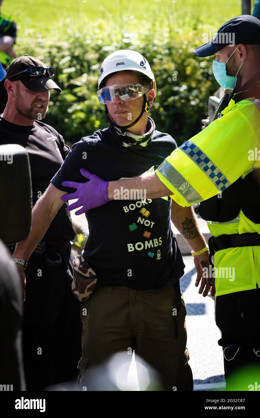 Un protestante della ribellione dell'estinzione viene arrestato dopo aver bloccato una rotatoria con un pulmino vicino al sito per il vertice del G7, causando la deviazione del traffico. I gruppi di protesta ambientale si riuniscono in Cornovaglia come primo ministro britannico, Boris Johnson, che ospita leader di Stati Uniti, Giappone, Germania, Francia, Italia e Canada al vertice del G7 a Carbis Bay. Quest'anno il Regno Unito ha invitato Australia, India, Sud Africa e Corea del Sud a partecipare al vertice dei leader come paesi ospiti e l'UE. I gruppi di protesta sperano di evidenziare le loro varie cause ai leader del G7 e a un pubblico globale come gli occhi della bacchetta Foto Stock