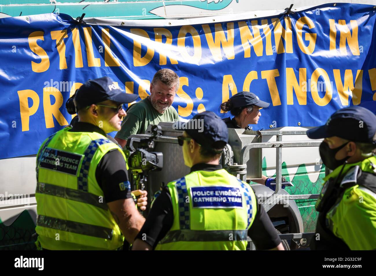 Un protestante della ribellione dell'estinzione viene arrestato dopo aver bloccato una rotatoria con un pulmino vicino al sito per il vertice del G7, causando la deviazione del traffico. I gruppi di protesta ambientale si riuniscono in Cornovaglia come primo ministro britannico, Boris Johnson, che ospita leader di Stati Uniti, Giappone, Germania, Francia, Italia e Canada al vertice del G7 a Carbis Bay. Quest'anno il Regno Unito ha invitato Australia, India, Sud Africa e Corea del Sud a partecipare al vertice dei leader come paesi ospiti e l'UE. I gruppi di protesta sperano di evidenziare le loro varie cause ai leader del G7 e a un pubblico globale come gli occhi della bacchetta Foto Stock