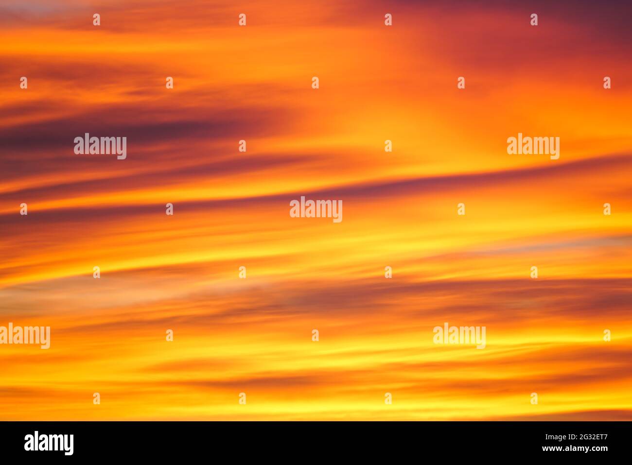 colorato nuvoloso fuoco arancione giallo tramonto cielo, bellissimo sfondo Foto Stock