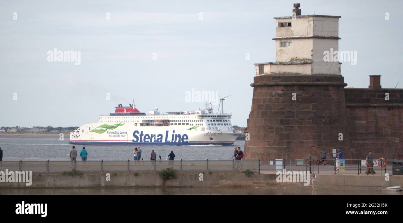 Norbank, una nave roll-on, che proviene e ritorna a Dublino, gestita da P&o European Ferries (Mare d'Irlanda). Passando Fort Perch Rock Foto Stock