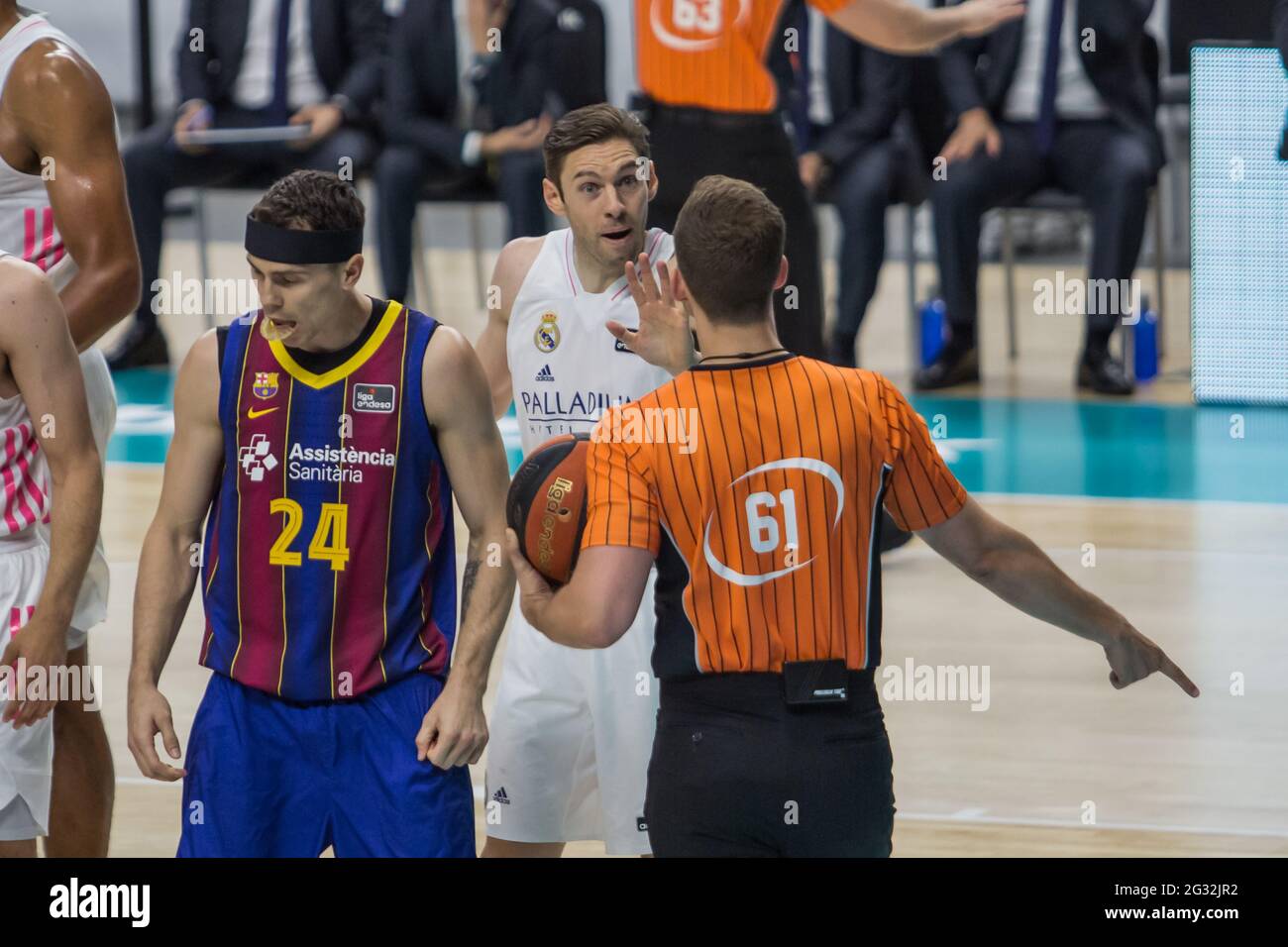 Madrid, Spagna. 13 giugno 2021. Kyle Kuric (a sinistra) e Fabien Causeur (a destra) durante la vittoria del FC Barccelona sul Real Madrid (75 - 89) nella serie finale Liga Endesa (partita 1) celebrata a Madrid (Spagna) al Wizink Center. 13 Giugno 2021. (Foto di Juan Carlos García Mate/Pacific Press) Credit: Pacific Press Media Production Corp./Alamy Live News Foto Stock