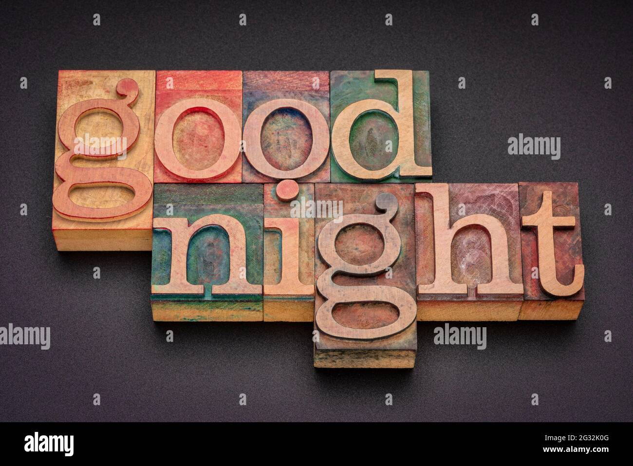 parola goodnight abstract in legno di letterpress vintage, esprimendo buoni desideri sulla separazione di notte o prima di andare a letto. Foto Stock